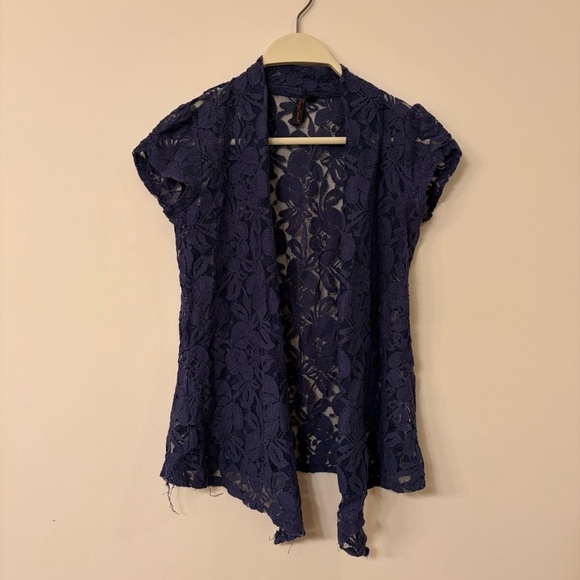 Tracy Evans Tops - Navy blue floral lace short sleeve cover up women’s small Tracy Evan’s